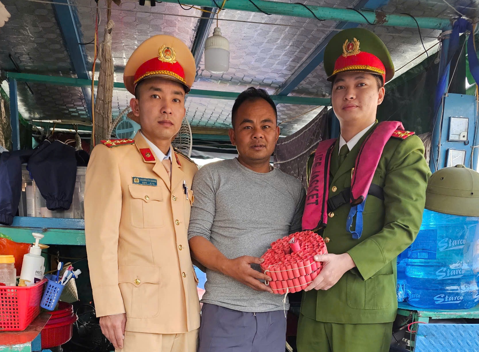 Trạm Cảnh sát đường thuỷ Máy Chỉ: Tiếp nhận 08 kg pháo nổ 02 kiếm, 01 dao mèo và 1 dao găm do Nhân dân giao nộp